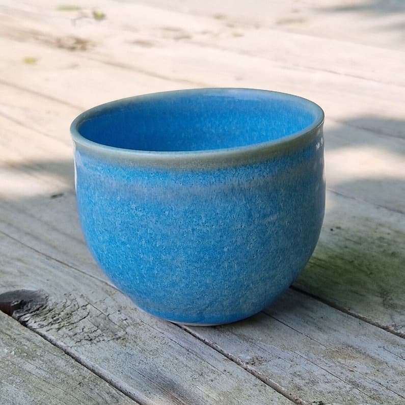 kop i porcelæn håndlavet i lys blå